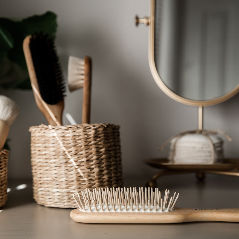 https://www.helenmilan.com/cdn/shop/products/iris-hantverk-wood-hair-brush-make-up-brushes-rattan.jpg?v=1682515341