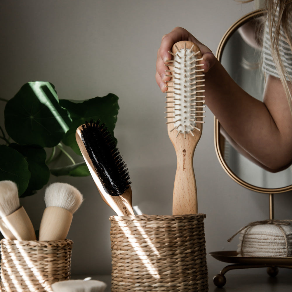 https://www.helenmilan.com/cdn/shop/products/iris-hantverk-wood-pin-hair-brush-make-up-brushes-rattan.jpg?v=1658337171